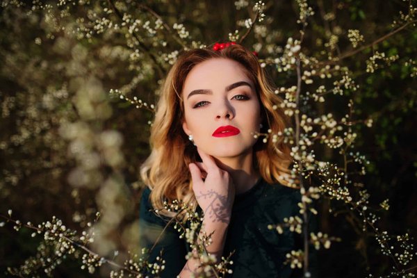 How to Style a Sheath Dress with Bold Jewelry for an Authoritative Professional Image?